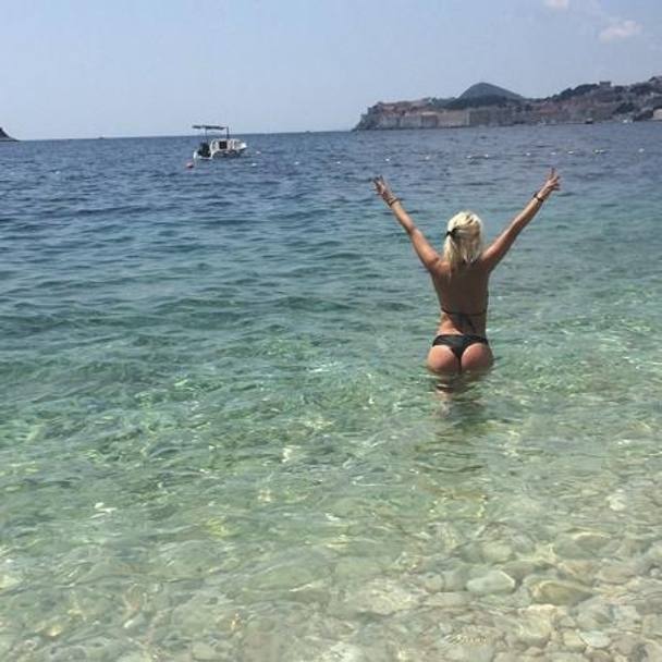 A Wanda piace la spiaggia di ciottoli, dove l&#39;acqua  pi limpida (Instagram)